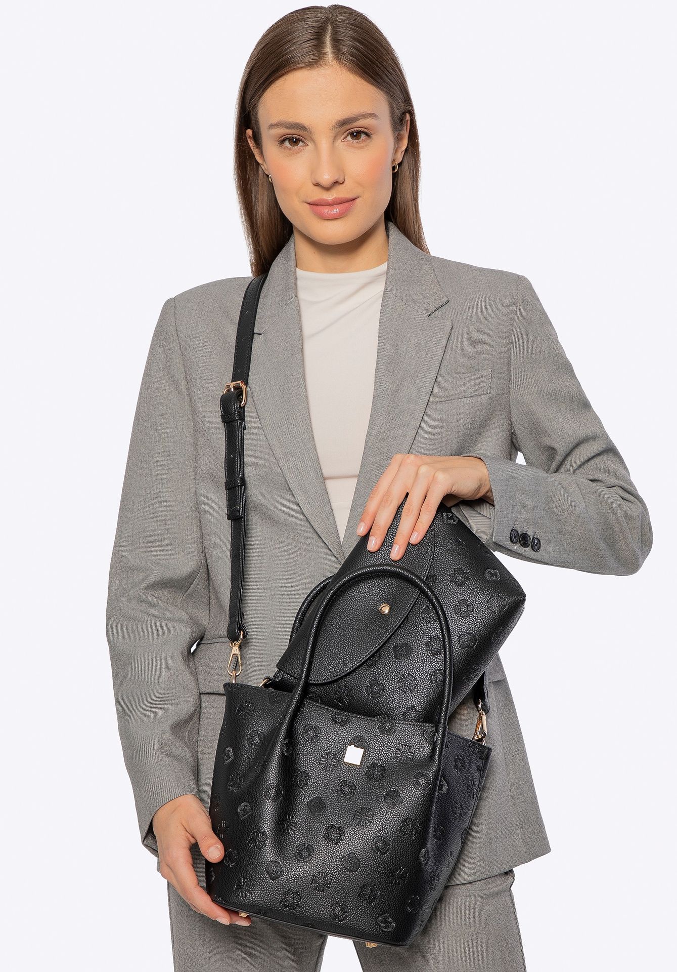 Damski kuferek z ekoskóry z tłoczoną sygnaturą czarny