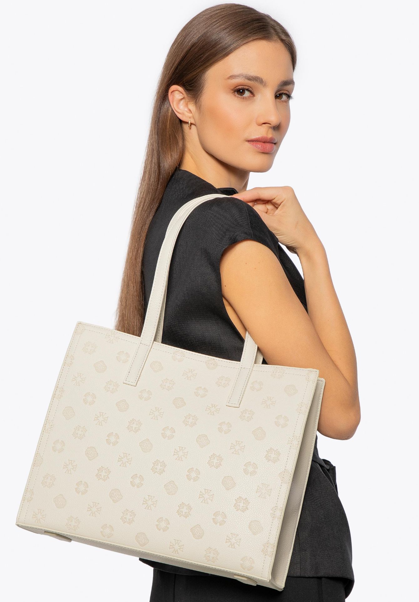 Damska shopperka z ekoskóry w tłoczoną sygnaturę kremowa