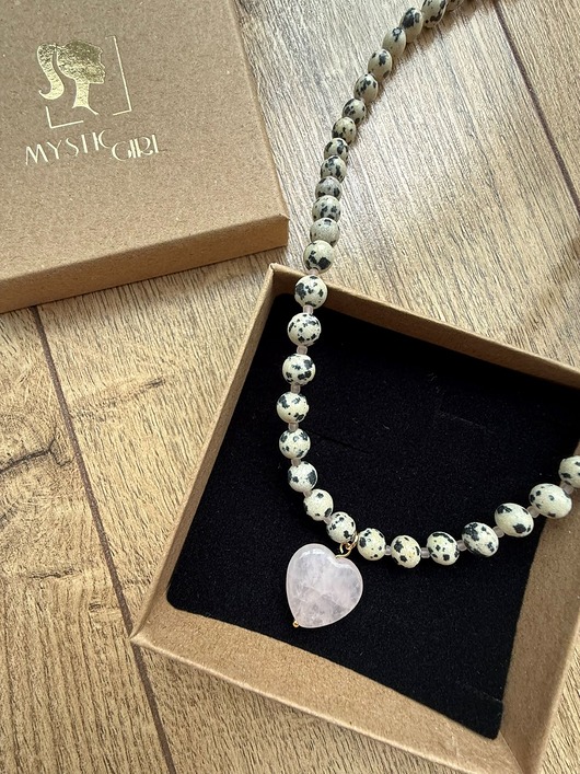 Naszyjnik z jaspisu dalmatyńskiego z sercem z kwarcu różowego