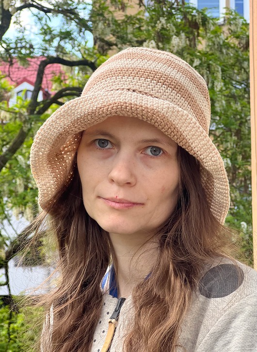 Bawełniany letni kapelusz w beżowo kremowe paski