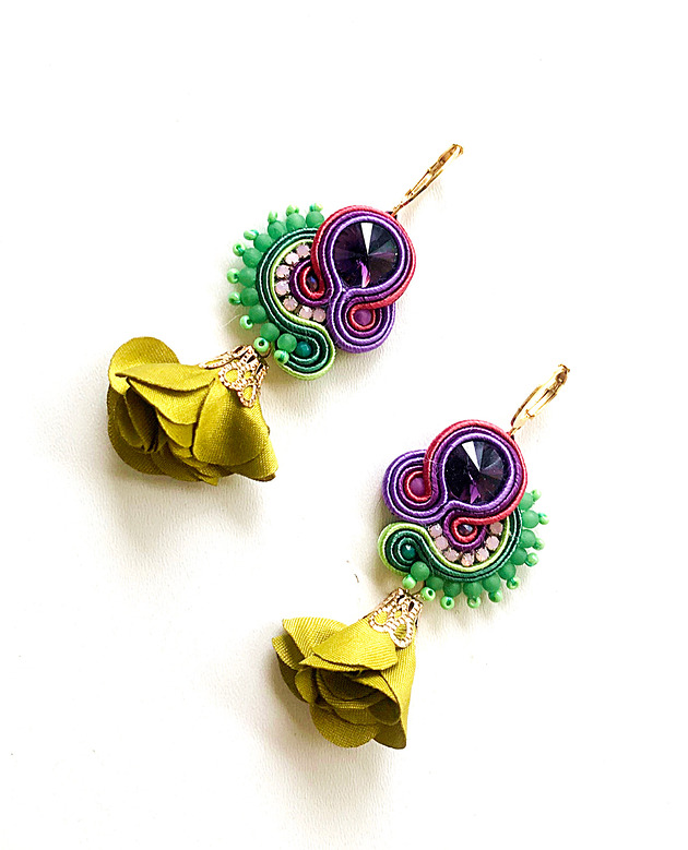Sutaszowe kolczyki GREEN&VIOLET z kwiatami