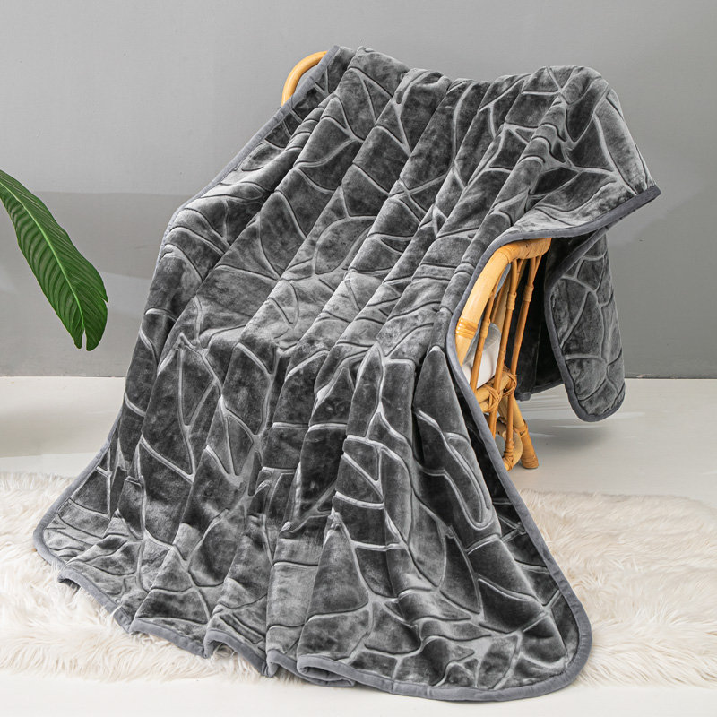 Koc akrylowy 80x160 cm grafitowy z tłoczeniem, antialergiczny, komfortowy i trwały