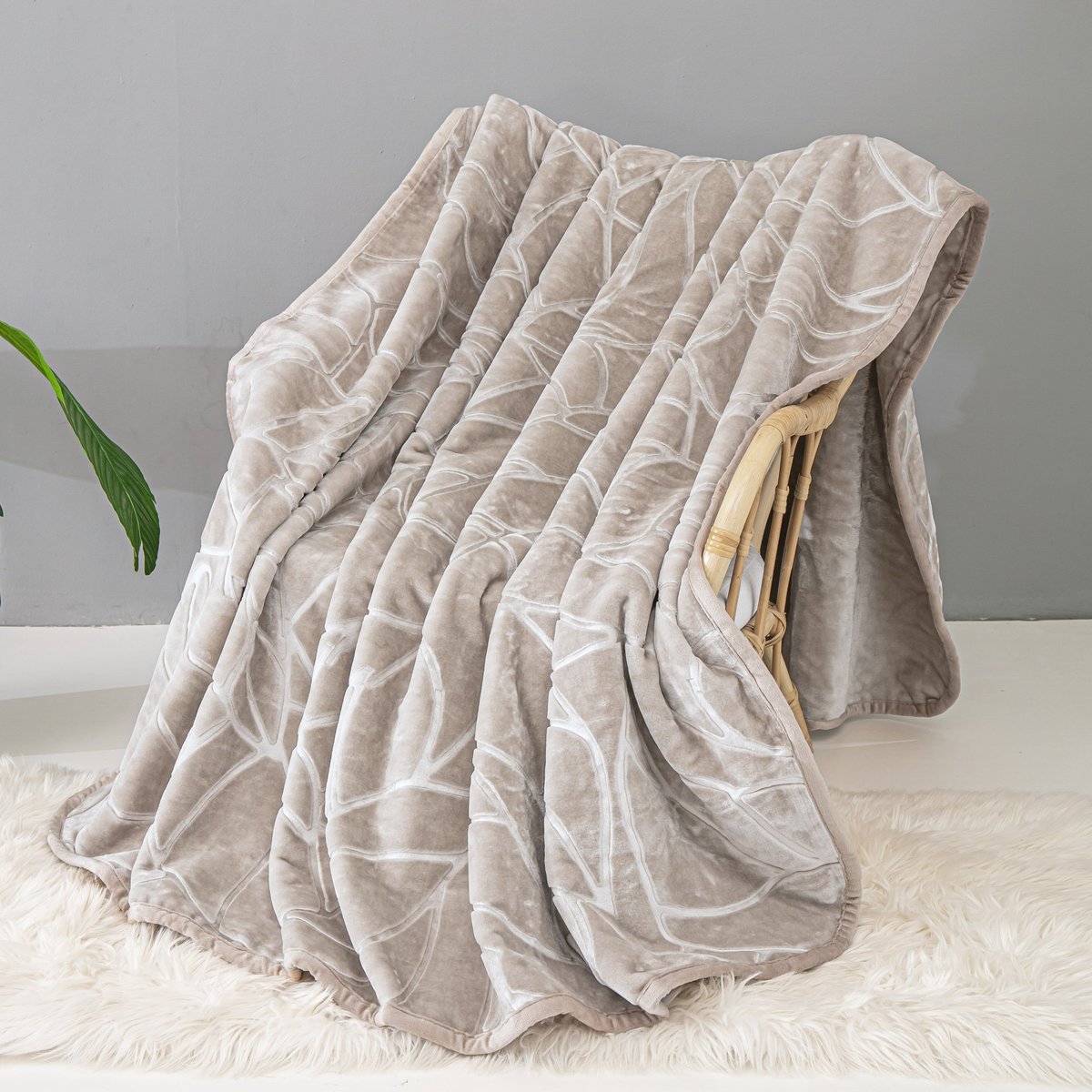 Koc akrylowy 80x160 cm beżowy z tłoczeniem, antialergiczny, komfortowy i trwały