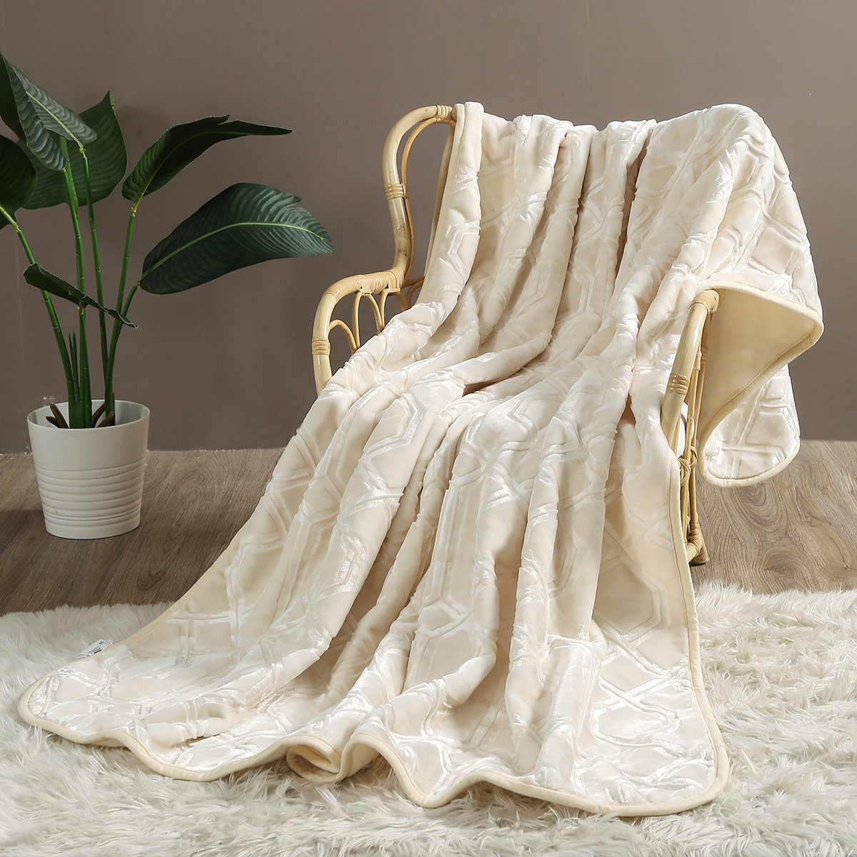 Koc akrylowy VITO 80x160cm Ecru z tłoczeniem, antyalergiczny, wysoka gramatura 540 g/m2