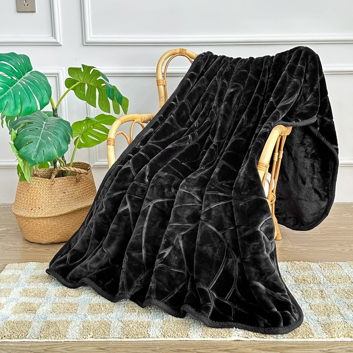 Koc akrylowy 80x160 cm czarny z tłoczeniem, antialergiczny, komfortowy i trwały