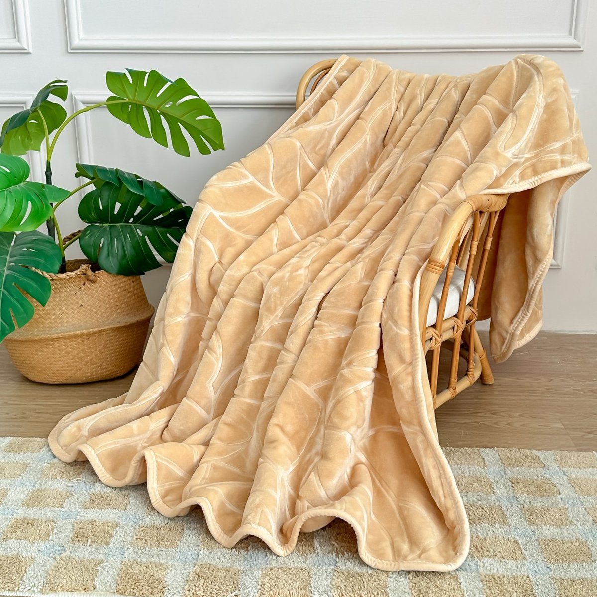 Koc akrylowy 80x160 cm beżowy z tłoczeniem, antialergiczny, komfortowy i trwały