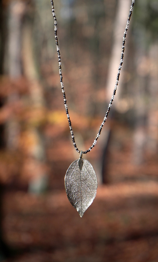 Naszyjnik liść czarny