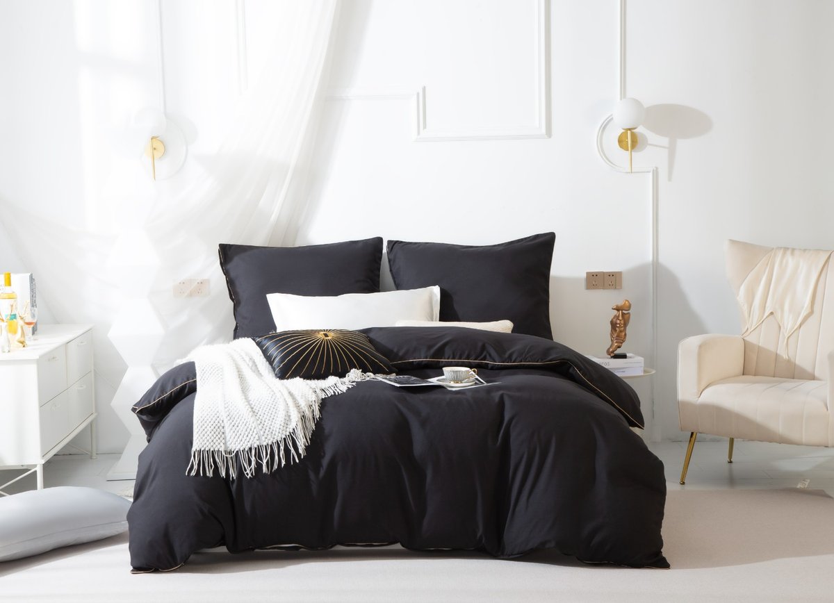 Elegancki zestaw pościeli z mikrofibry Queen 220x200 cm w kolorze czarnym ze złotą lamówką