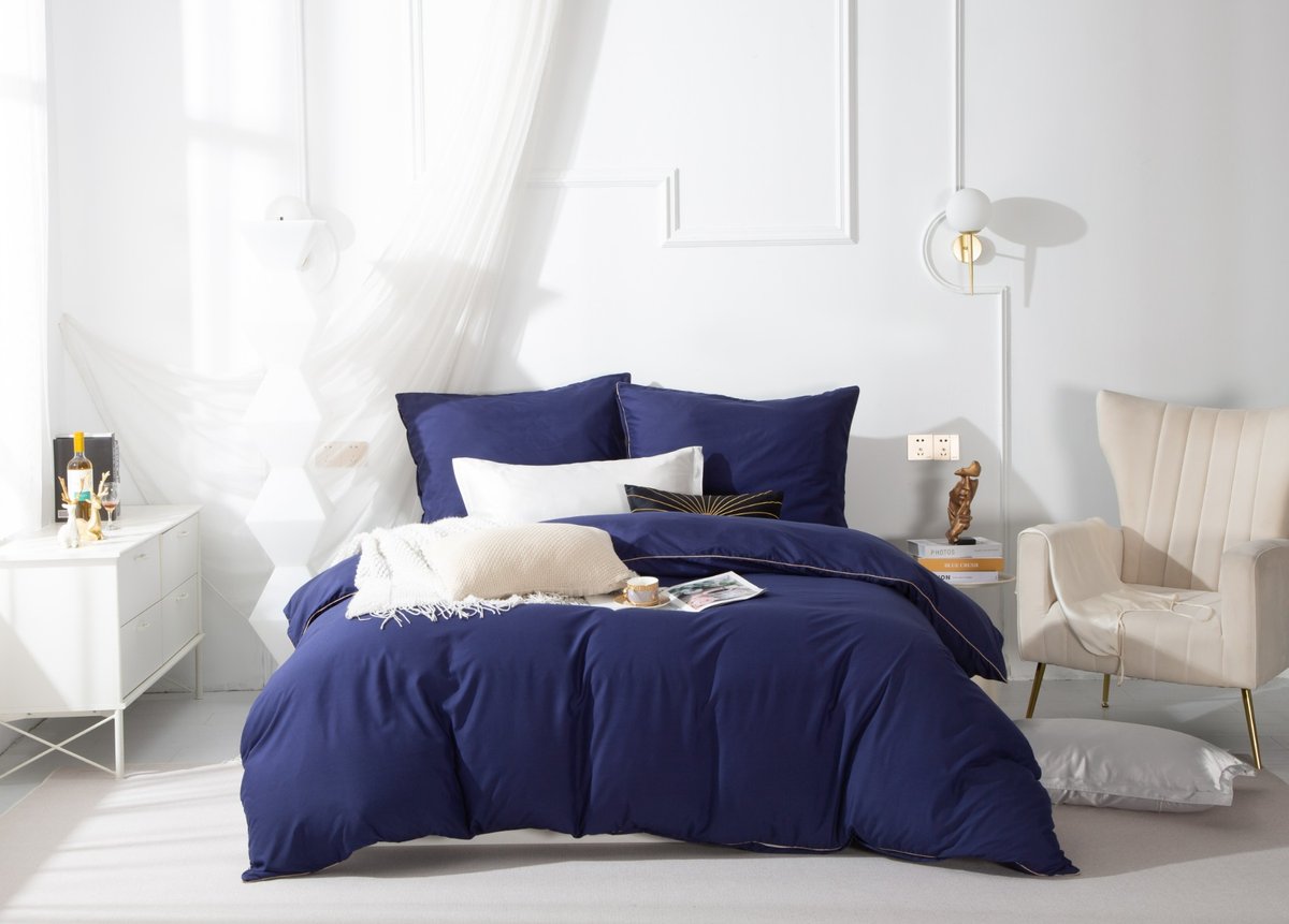 Elegancki zestaw pościeli z mikrofibry Queen 160x200 cm w kolorze granatowym ze złotą lamówką