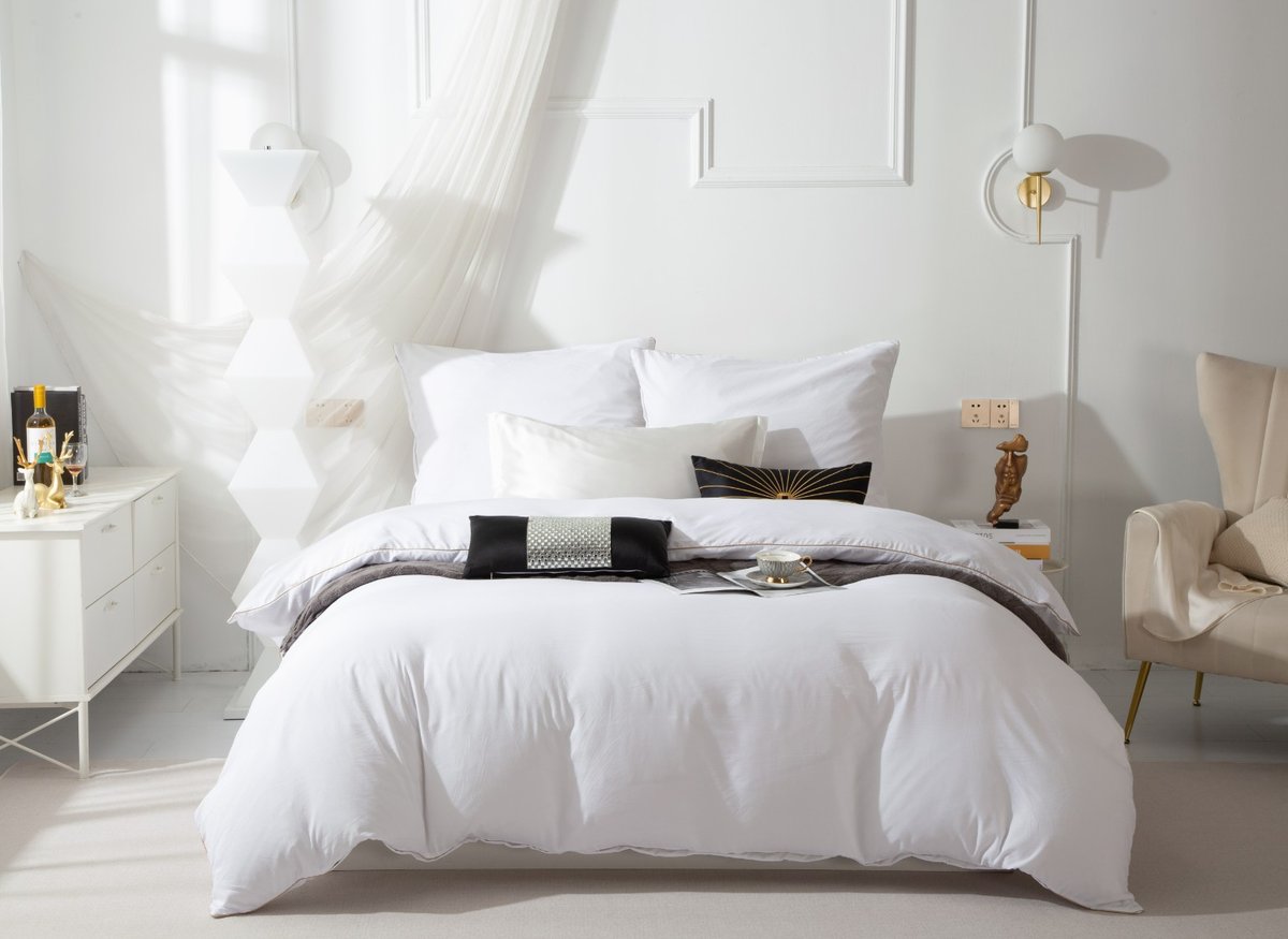 Elegancki zestaw pościeli z mikrofibry Queen 220x200 cm w kolorze białym ze złotą lamówką