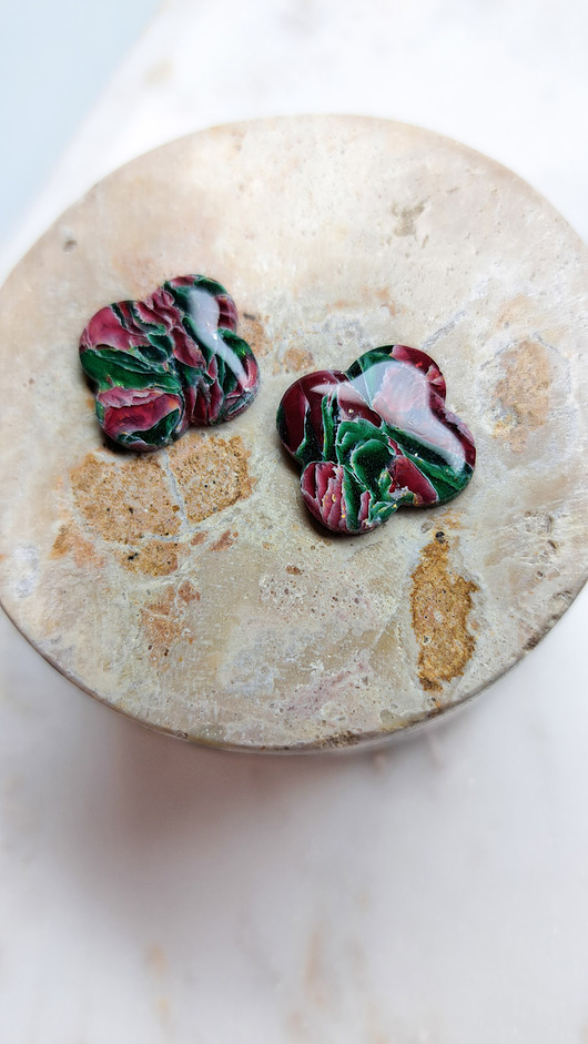 Czerwono zielone kolczyki kwiatki sztyfty