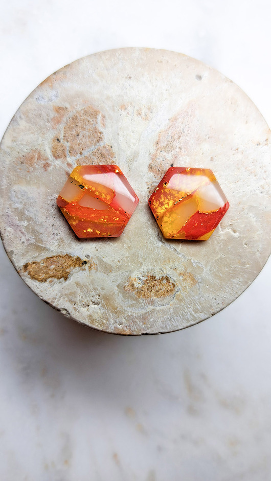 Sześciokątne czerwono żółte kolczyki sztyfty