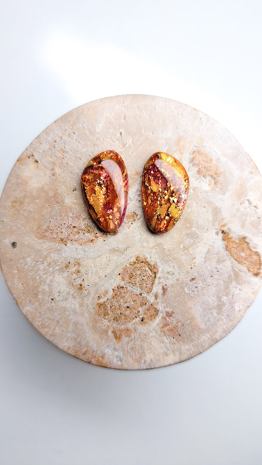 Owalne burgundowo złote kolczyki sztyfty