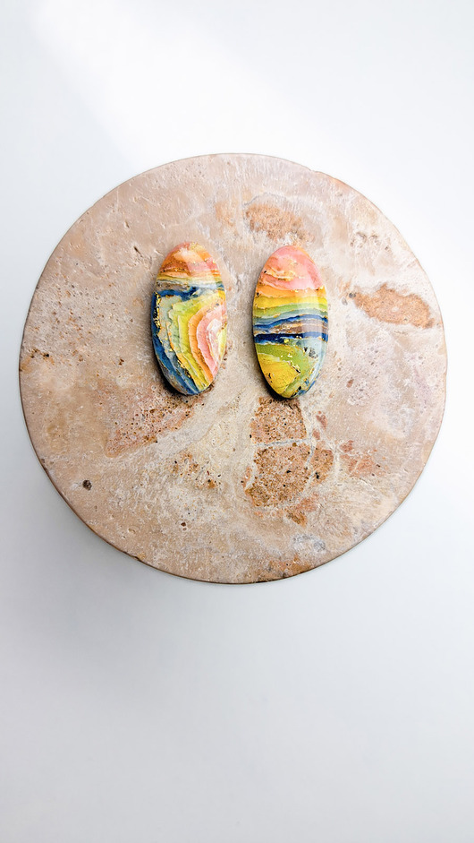 Tęczowe owalne kolczyki sztyfty