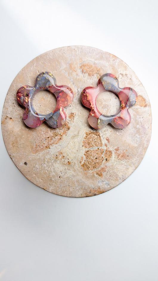 Różowo szare kolczyki sztyfty kwiatki