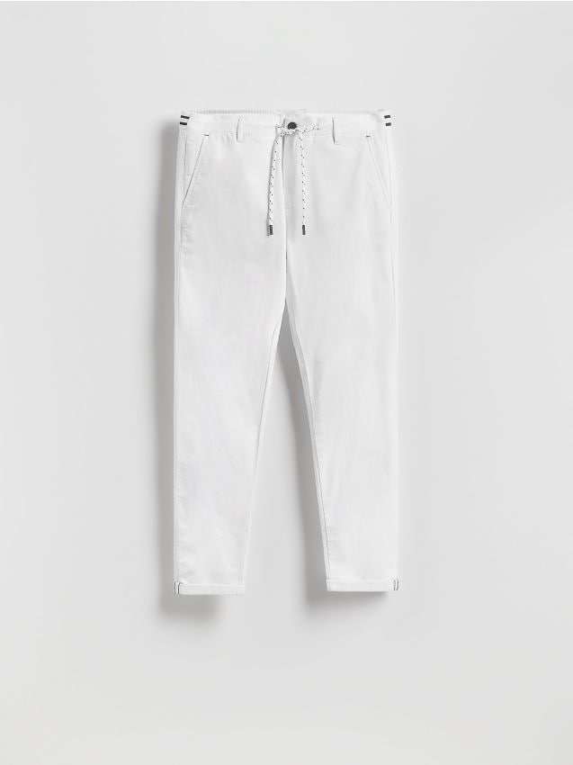 Reserved - Bawełniane spodnie chino slim - biały
