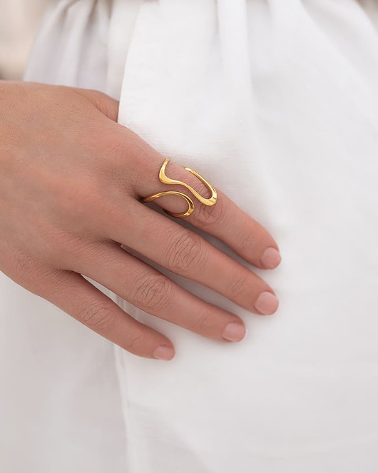 Złoty pierścionek o nieregularnym kształcie ze stali chirurgicznej