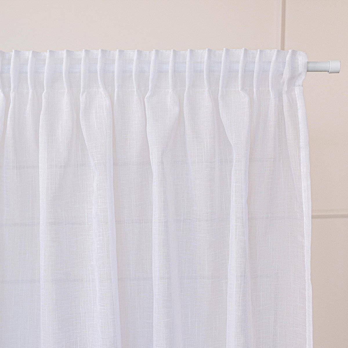 Gotowa firana na taśmie marszczącej, z białej błyszczącej przędzy o strukturze płótna, Nala, 140x240 cm