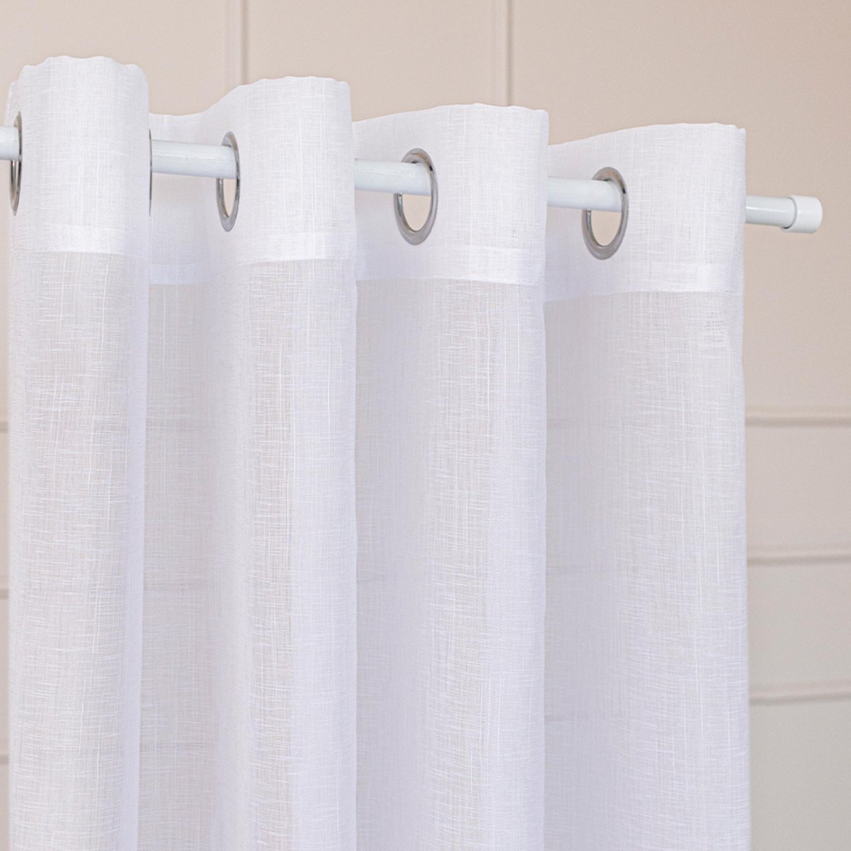 Gotowa firana na przelotkach, z białej błyszczącej przędzy o strukturze płótna, Nala, 500x250 cm