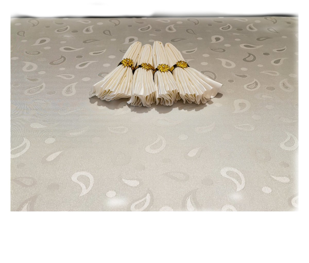 0123 Komplet: bialy obrus z ozdobną atłasową lamówką 160x300cm + 12 serwetek z obrączkami