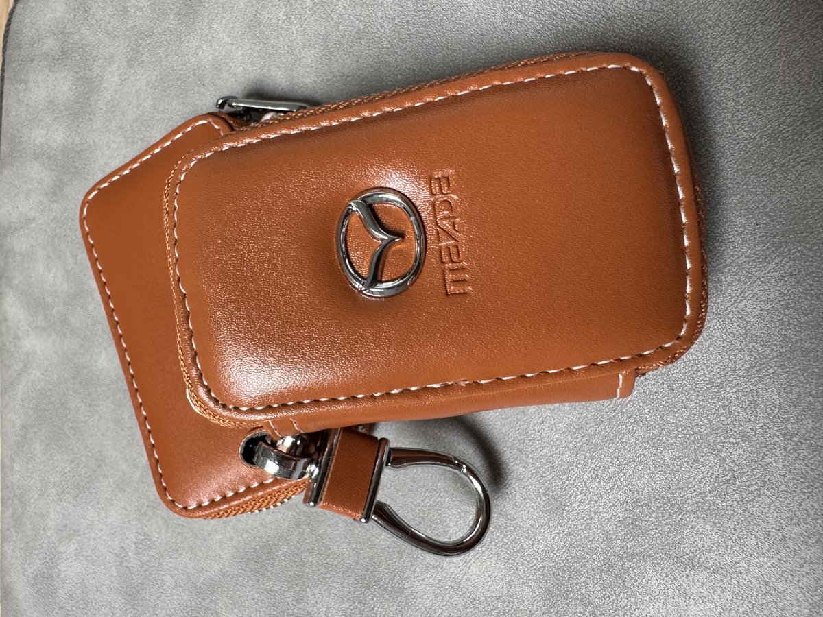 MAZDA brelok breloczek etui brąz