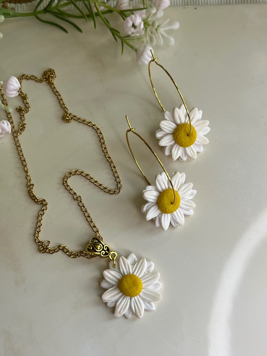 Zestaw Kolczyki I naszyjnik z stokrotką