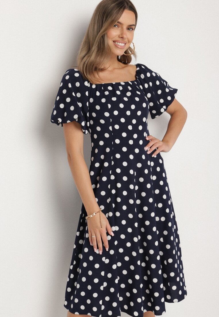 Granatowa Rozkloszowana Sukienka Vices w Grochy z Dekoltem Typu Hiszpanka Zimina