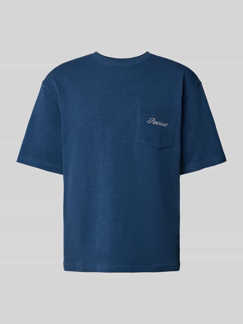 T-shirt z kieszenią na piersi i wyhaftowanym logo