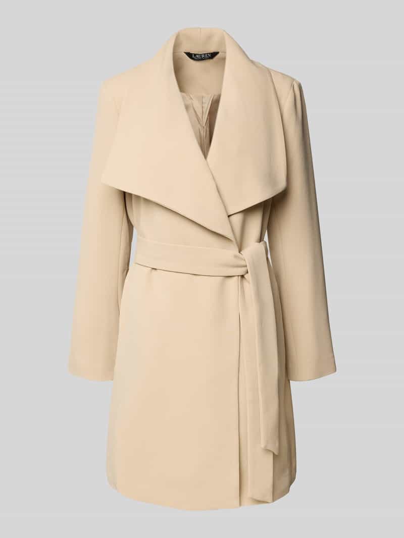 Płaszcz z szerokim kołnierzem i wiązanym paskiem