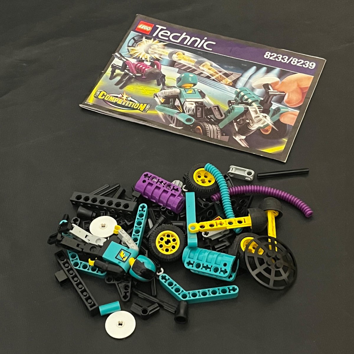 8233/8239 LEGO Starcie: Motocykl kontra Stinger
