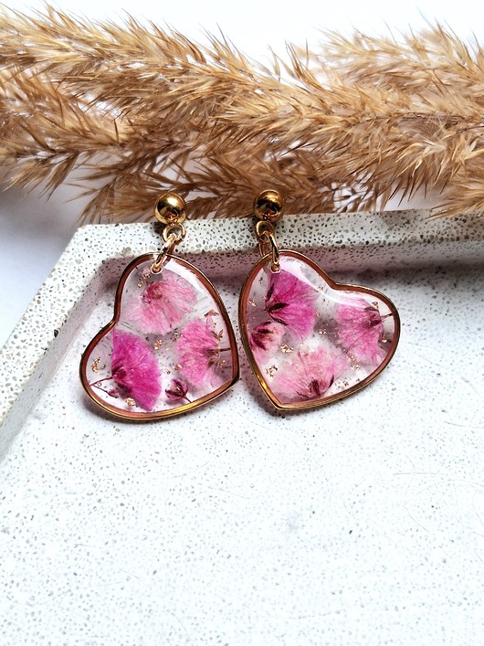 Kolczyki z żywicy serduszka z różową gipsówką