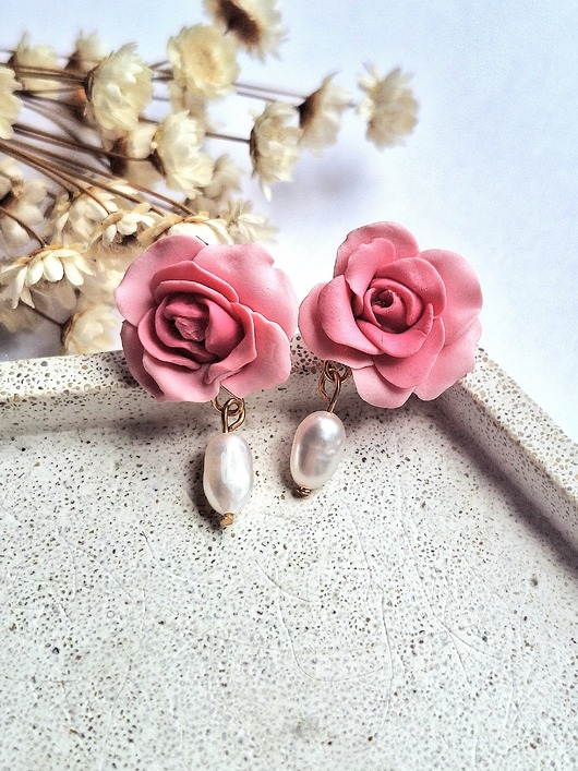 Kolczyki sztyfty róże z perłą