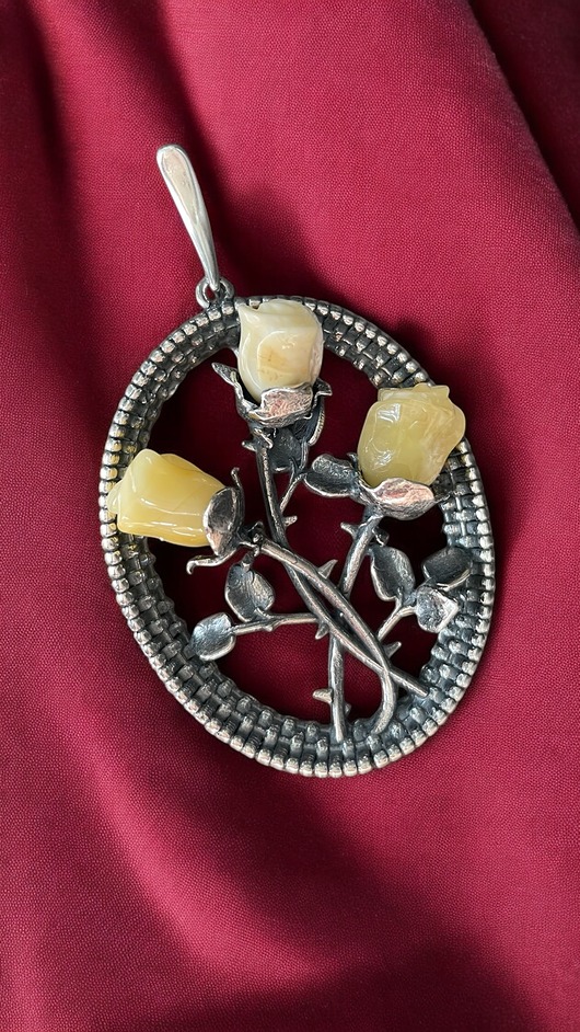 Srebrny wisior z bursztynowymi różami