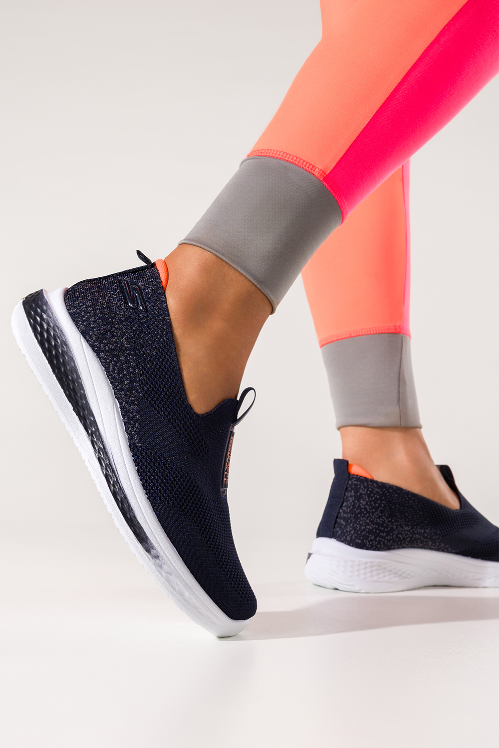 Granatowe sneakersy damskie buty sportowe slip on na fitness z perforacją biała elastyczna platforma wsuwane Carla DQ116B-4