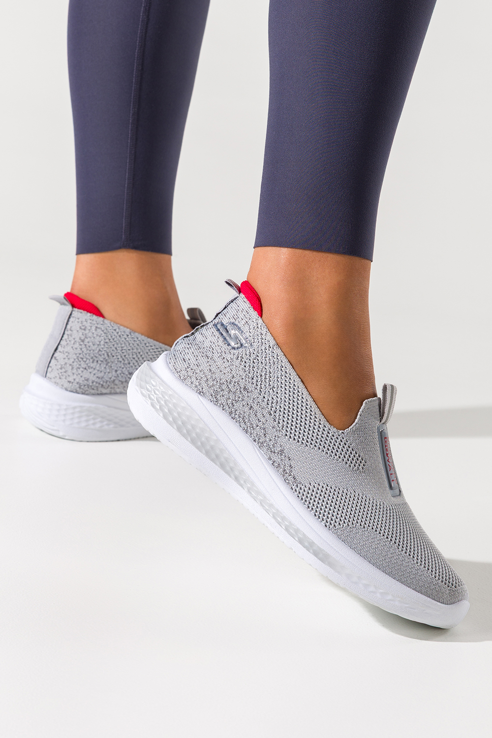 Szare sneakersy damskie buty sportowe slip on na fitness z perforacją biała elastyczna platforma wsuwane Carla DQ116B-2