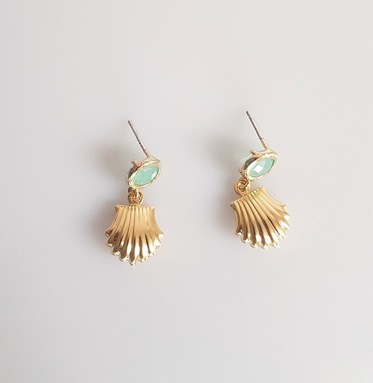 Kolczyki pozłacane z Muszelką v seledynowe oczko