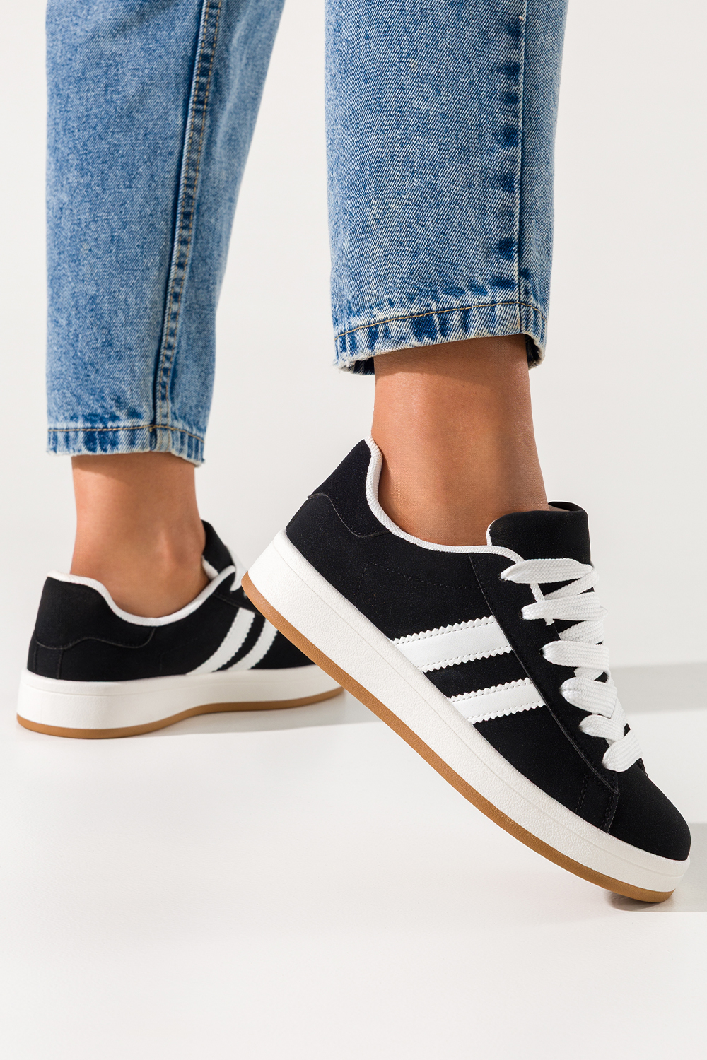 Czarne sneakersy damskie buty sportowe na platformie sznurowane białe wstawki Casu 77632-1