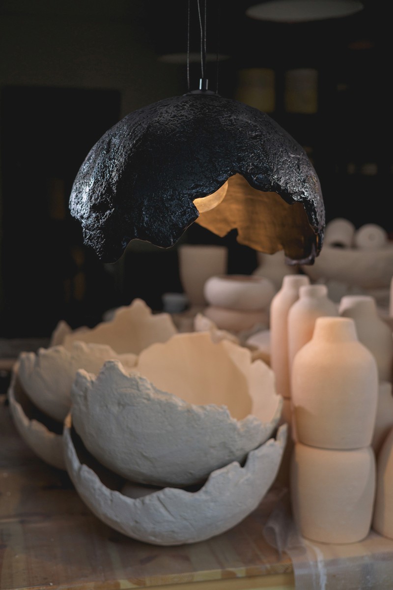 Czarna, nietuzinkowa lampa wisząca, ceramiczna SIG 41423 z serii PASJA