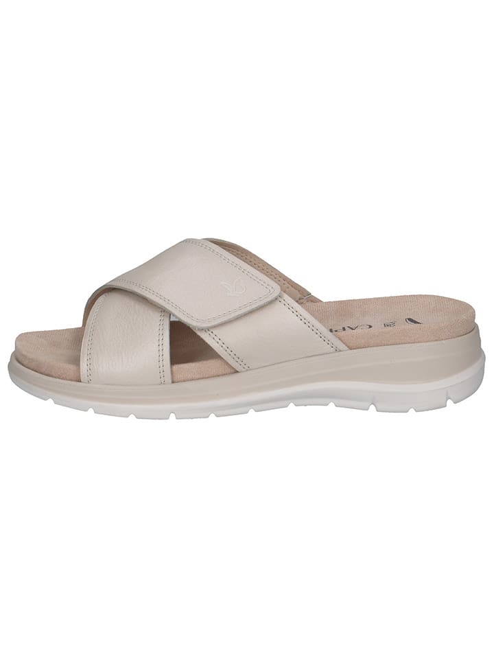 Caprice Skórzane klapki w kolorze kremowym na koturnie