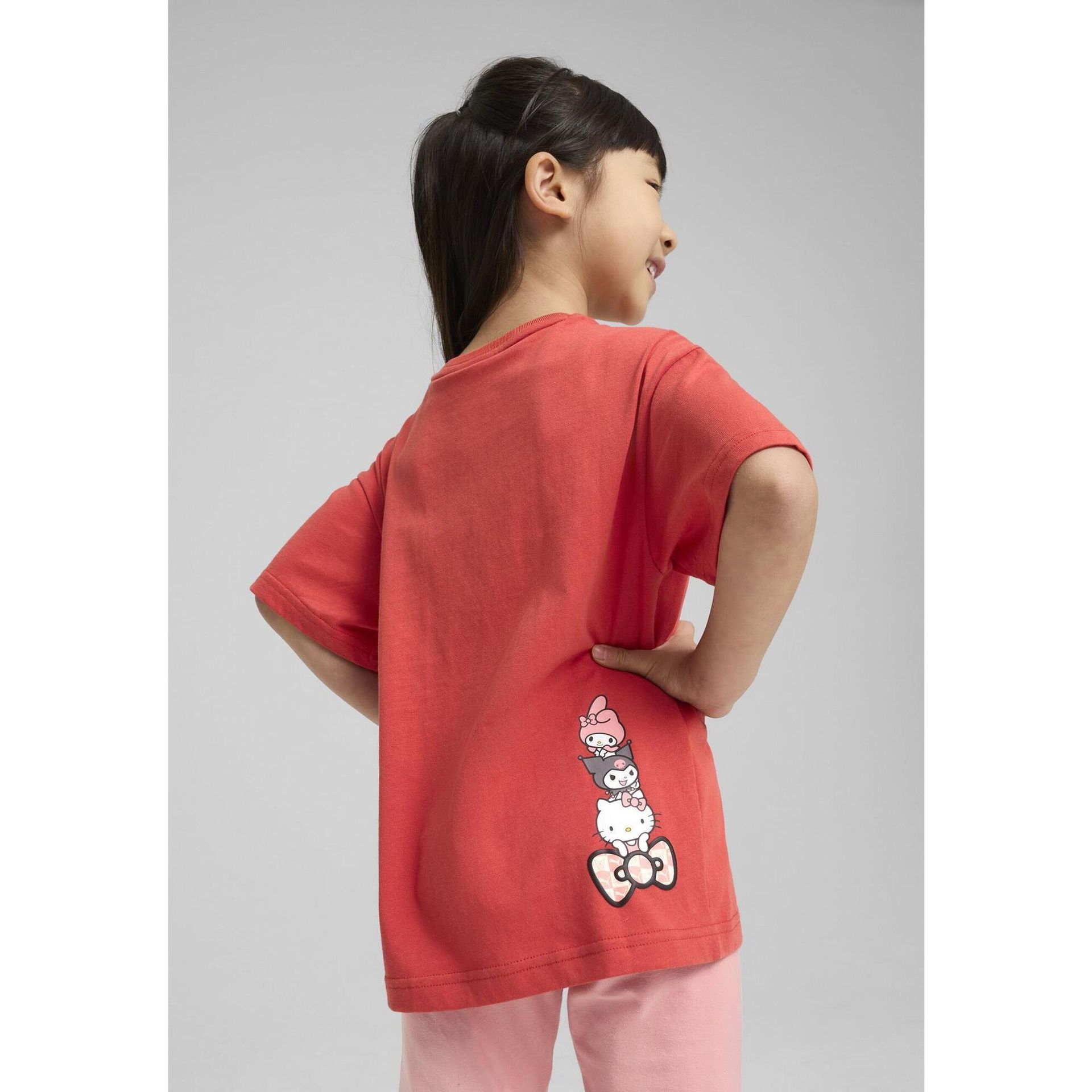 Dziecięca luźna koszulka PUMA x HELLO KITTY AND FRIENDS z grafiką PUMA Red Fire
