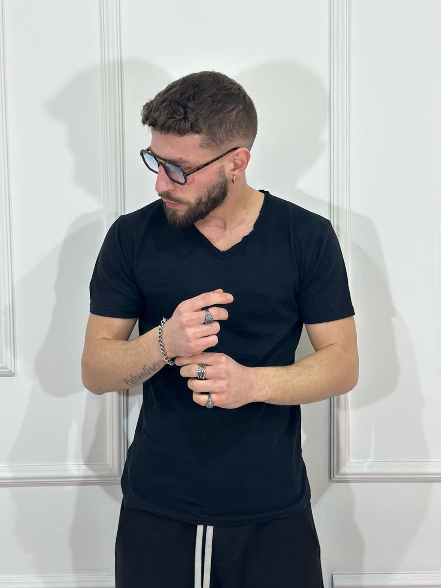 Bawełniana koszulka z dekoltem w serek - czarny XL