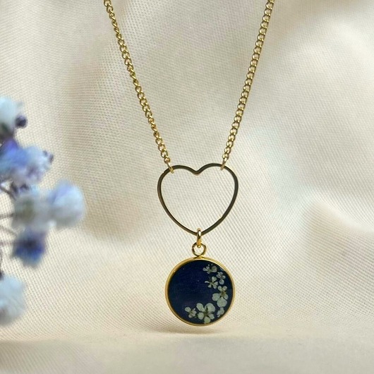 Naszyjnik z kwiatami dzikiej marchwii