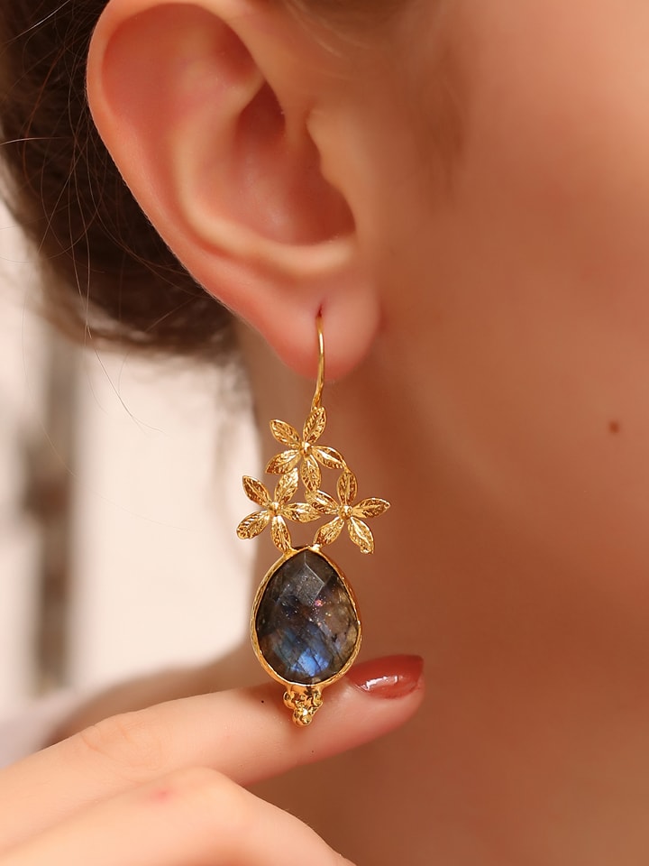 L'Atelier de Gaia Pozłacane kolczyki z labradorytem