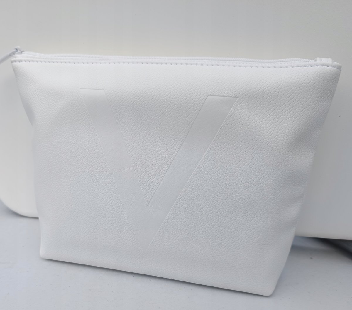 Kosmetyczka Vichy biała - elegancka z dużym V na suwak