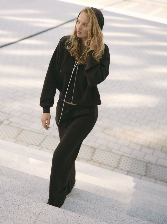 Reserved - Dresowe spodnie z modalem - ciemnobrązowy