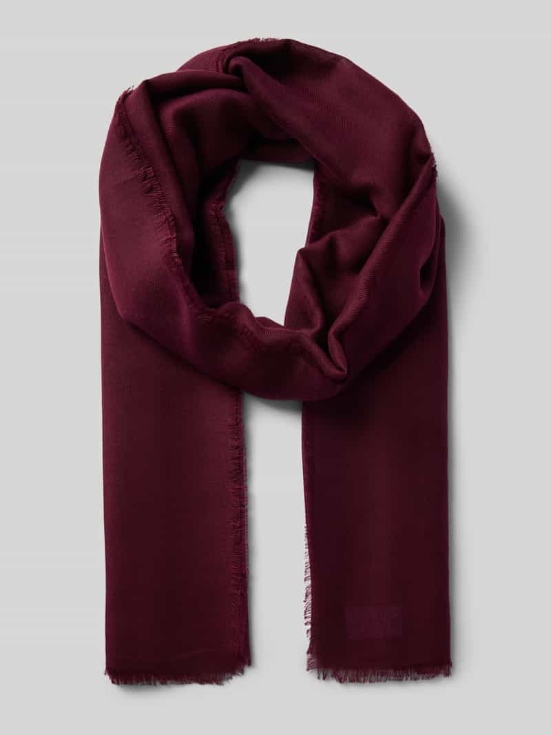 Szal z postrzępionymi brzegami