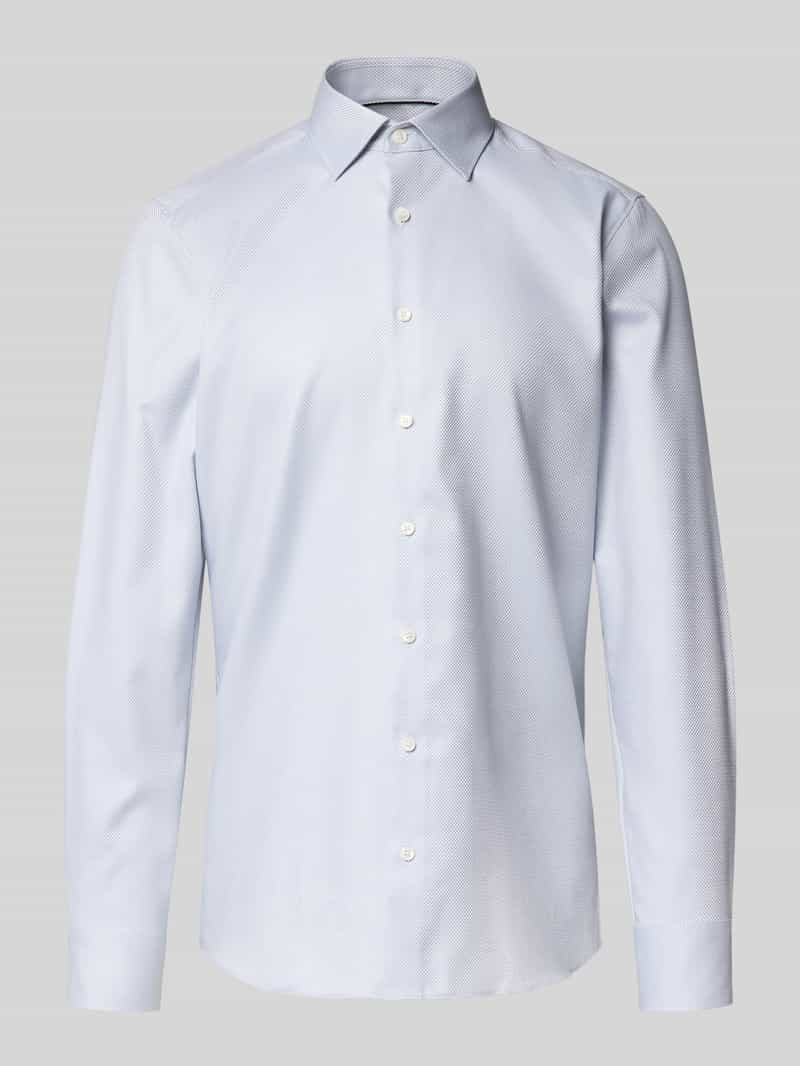 Koszula biznesowa o kroju body fit z kołnierzykiem typu kent