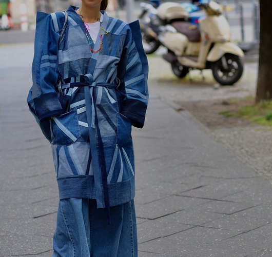 Płaszcz jeansowy z ozdobnymi rękawami - upcycling