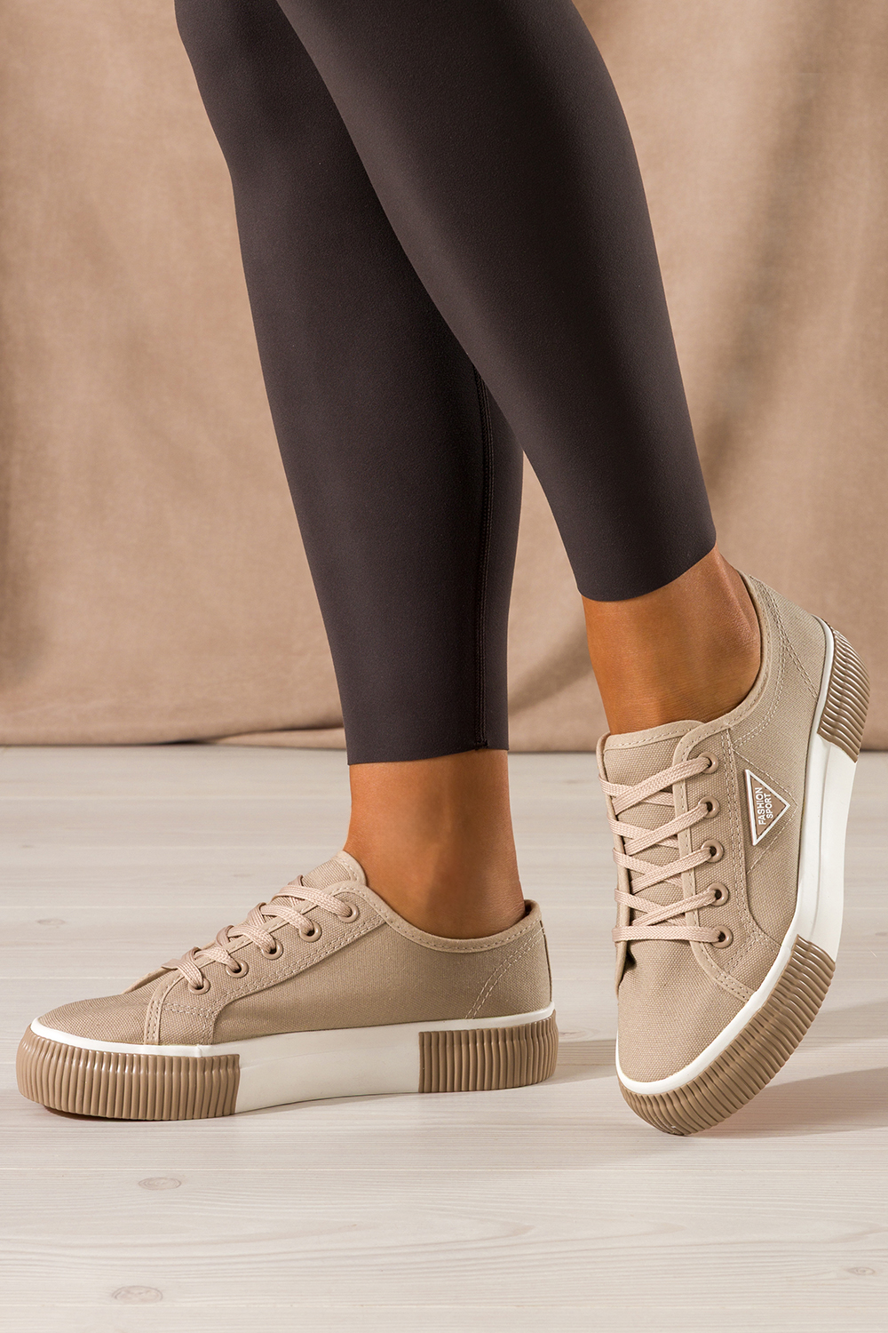 Beżowe trampki damskie sneakersy na platformie z ozdobą sznurowane Carla QY835-8