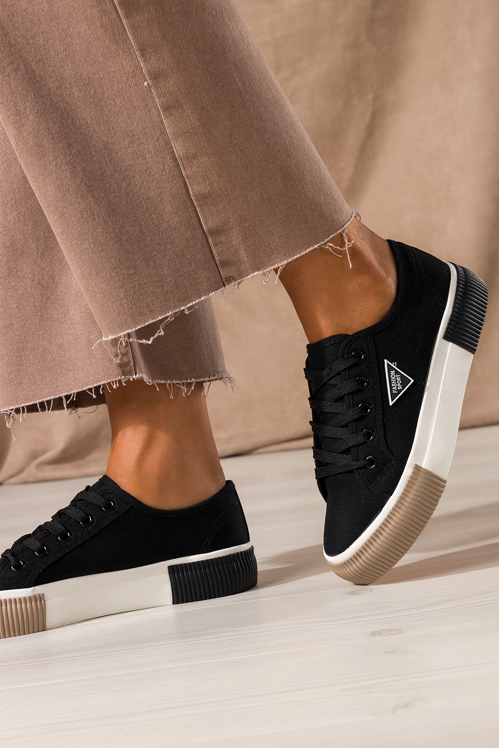 Czarne trampki damskie sneakersy na platformie z ozdobą sznurowane Carla QY835